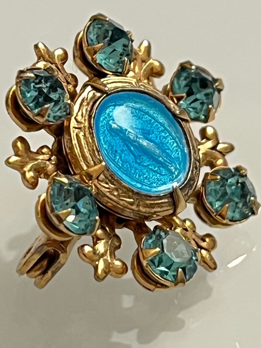 Vintage Religious Gold Tone Fleur De Lis Madonna Mother Mary Pin Blue Accents - Picture 7 of 8